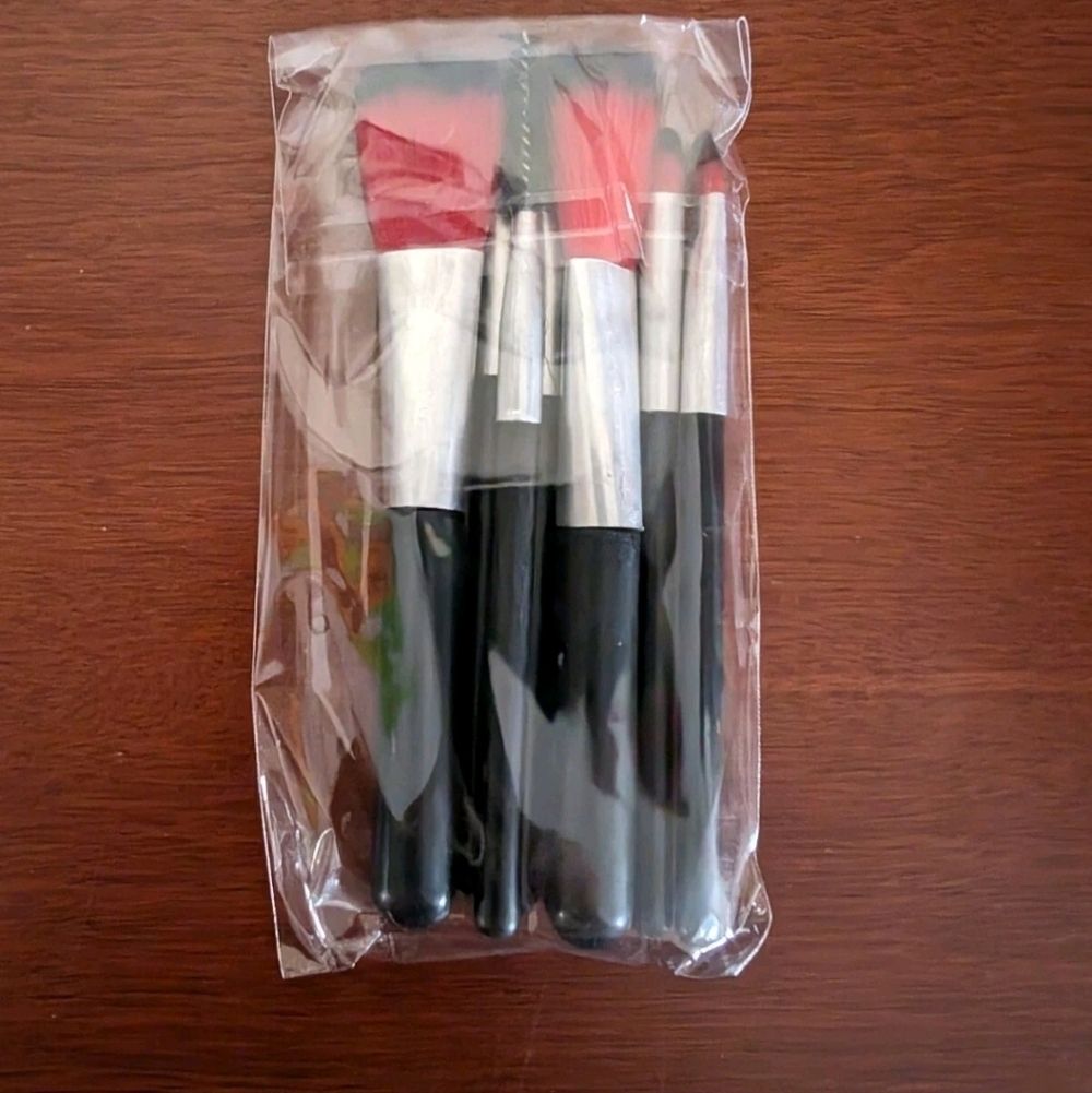 Hello Kitty 7pc makeup brush set Black also comes with a Black tin box - Picture 3 of 4